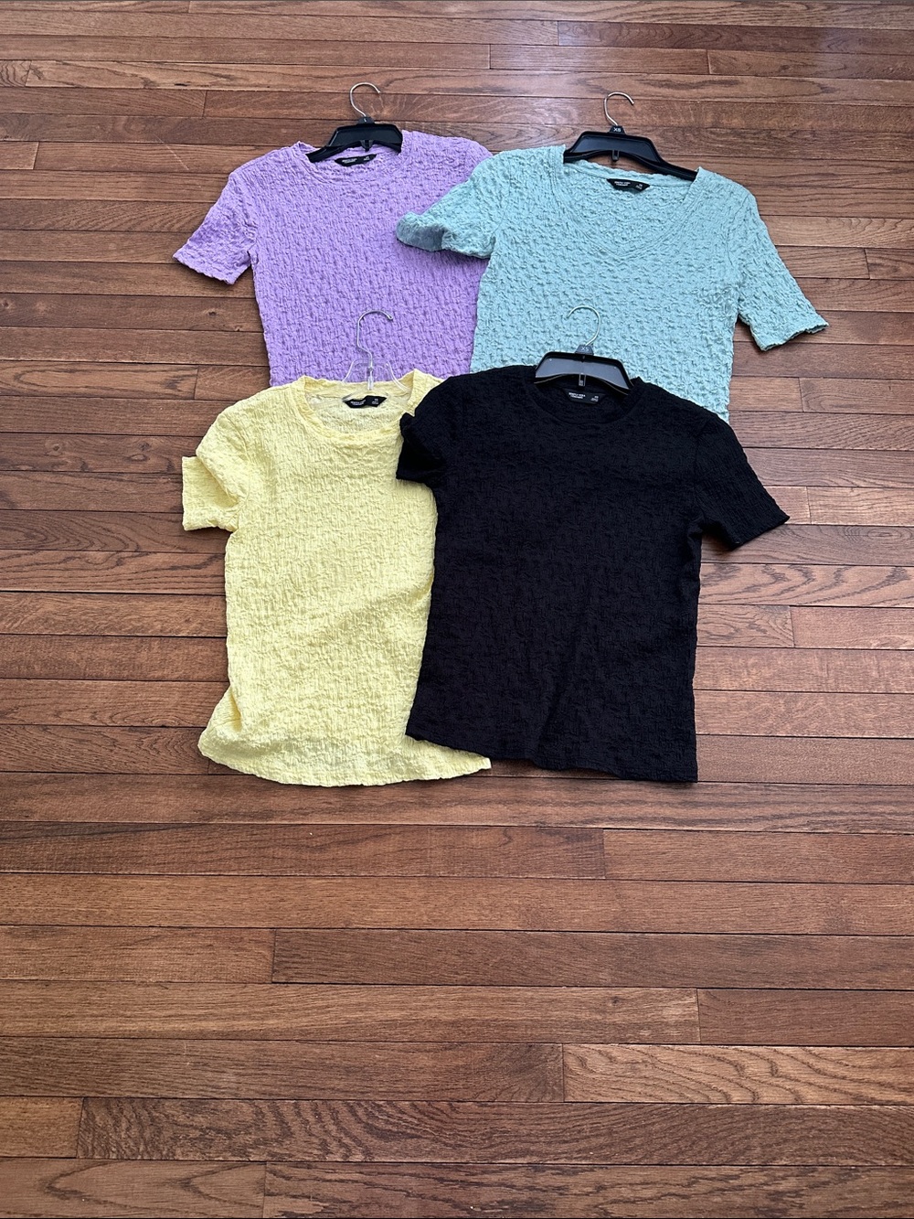 NWOT Simply Vera Vera Wang Textured Short Sleeve Tops